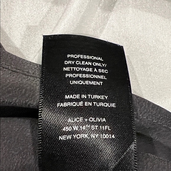 NWOT ALICE AND OLIVIA Gray Top SIZE S - Picture 7 of 8